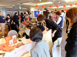 埼玉県内に店舗を置く企業からもたくさん出展していただきました。こちらは化粧品の体験。